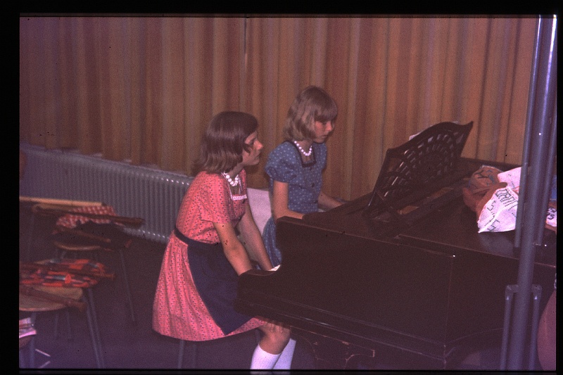 25.Delft jun 1975 Brigitte,Marion.JPG